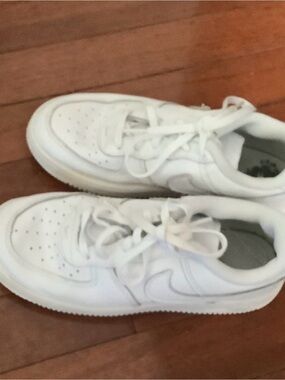Nike Kids White Low-Top Sneakers with Classic Swoosh